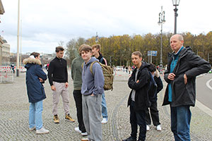 Schüler und Lehrkraft