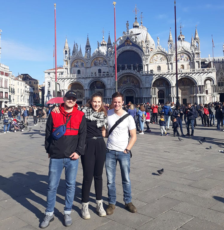 Bild: Schülerin und Schüler vor der Basilica di San Marco in Venedig