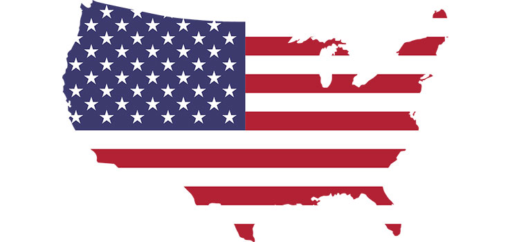 Flagge der USA. Das Bild zeigt eine stilisierte Darstellung der Vereinigten Staaten von Amerika, gefüllt mit dem Muster der amerikanischen Flagge. Das Umrissbild des Landes ist mit roten und weißen Streifen sowie dem blauen Feld mit weißen Sternen versehen.